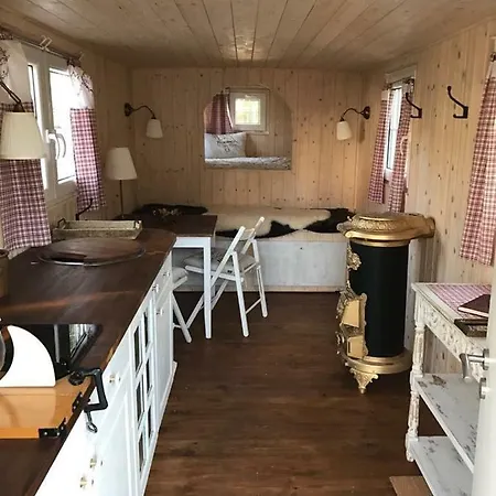 Stilvoller Bauwagen In Berlin-köpenick Campingplatz *
